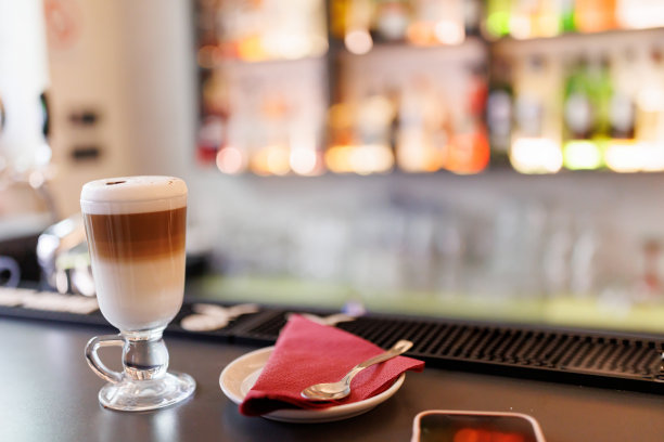 咖啡店吧台上的一杯咖啡图片下载