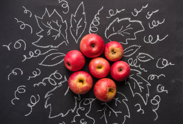 黑板上的苹果和图画图片下载