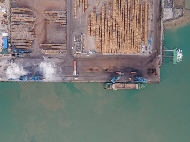 船在木材港口卸货的垂直鸟瞰图图片下载