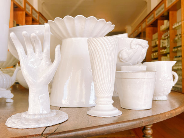 意大利白色陶瓷橱窗图片下载