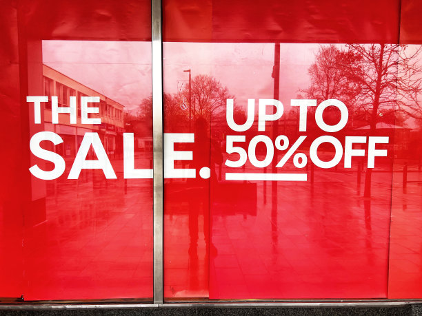 商店外的销售标志宣传打折图片下载