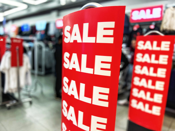 商店外的销售标志宣传打折图片下载