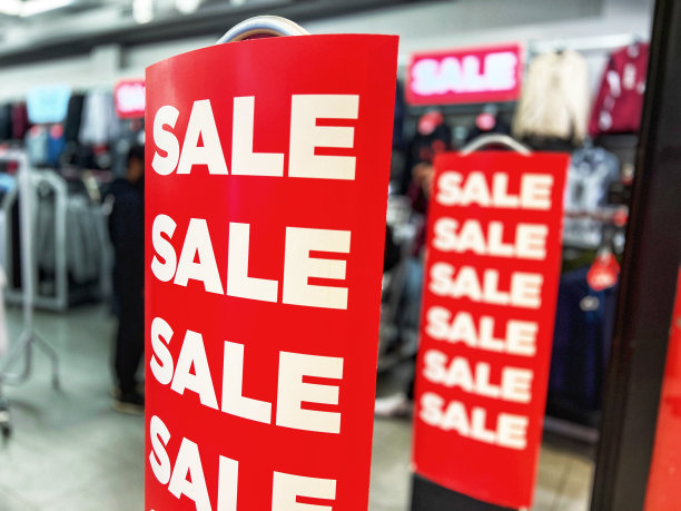商店外的销售标志宣传打折图片下载