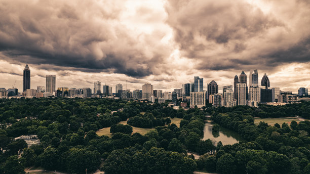 引人注目的城市天空图片下载