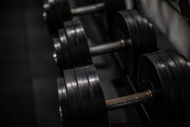 健身房的哑铃图片下载