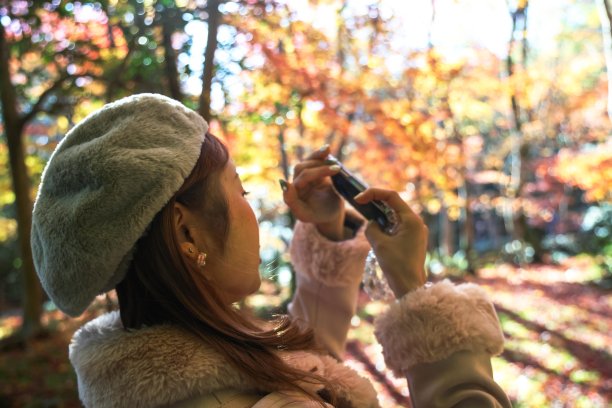 年轻女子享受秋叶图片下载