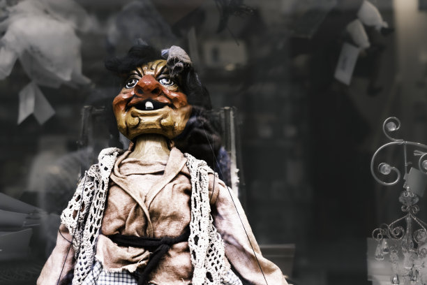 商店橱窗上有一个木偶女巫图片下载