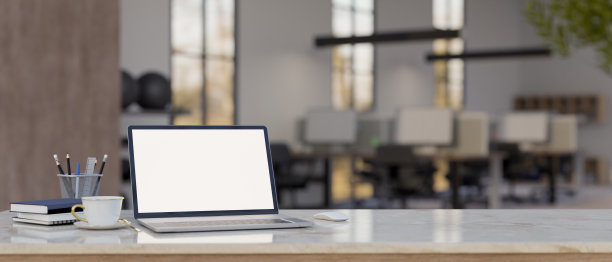 现代明亮的办公桌，笔记本电脑模型和复制空间在模糊的背景办公室图片下载