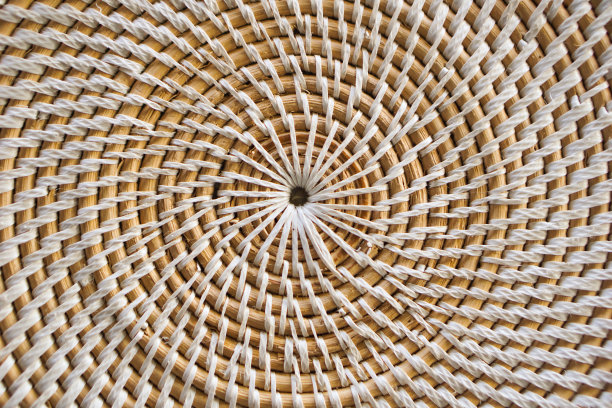 这款手提包由藤条制成，看起来像一个漩涡图片下载