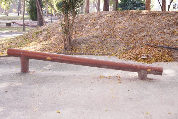 图为城市公园里的一个跳高训练站。图片下载