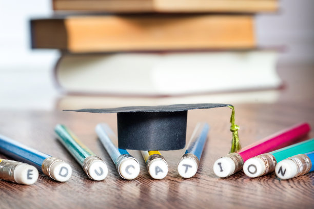 毕业帽和铅笔放置字母。图书馆的教育。教育的概念。图片下载