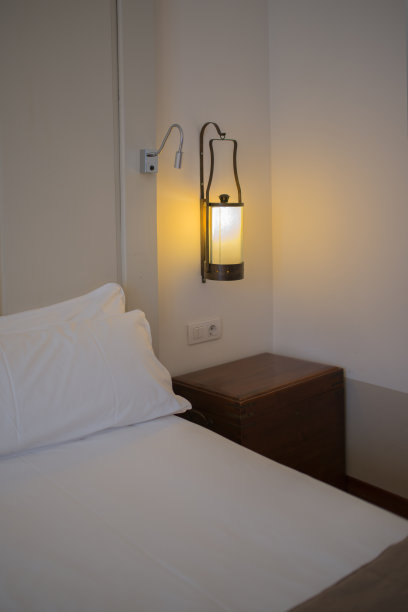 舒适的白色亚麻床图片下载