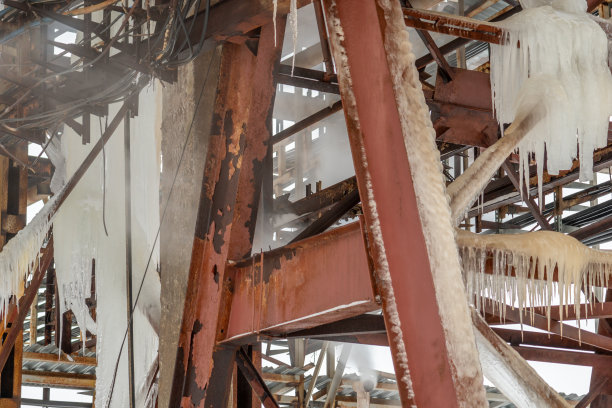 管道和电线上生锈的水结成了冰柱图片下载