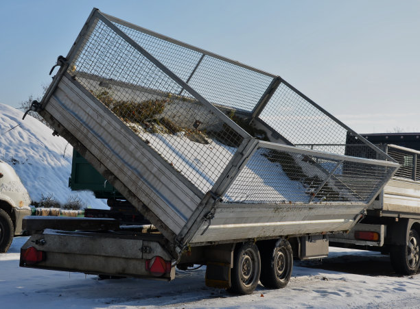 带网边和液压升降机的拖车。身体侧倾会导致物质溢出。有铝制舱盖的园艺卡车发生侧翻事故图片下载