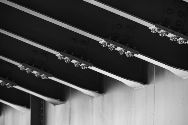 钢桥跨，底视图与大梁连接。黑白两色图片下载