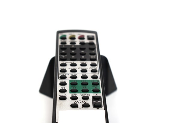 上图为白色背景的CD播放器、卡带和卡拉ok播放器的复古多媒体遥控器。图片下载