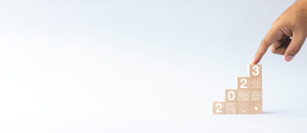 2023年新一年企业成长成长理念走向成功。手指敲击木块步骤与图标概念有关的业务战略，行动计划，目标和目标，手堆栈，项目，愿景。图片下载