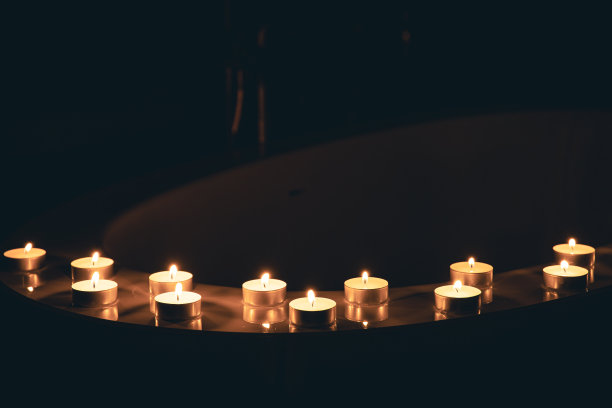 黑暗中在浴室里点蜡烛。图片下载