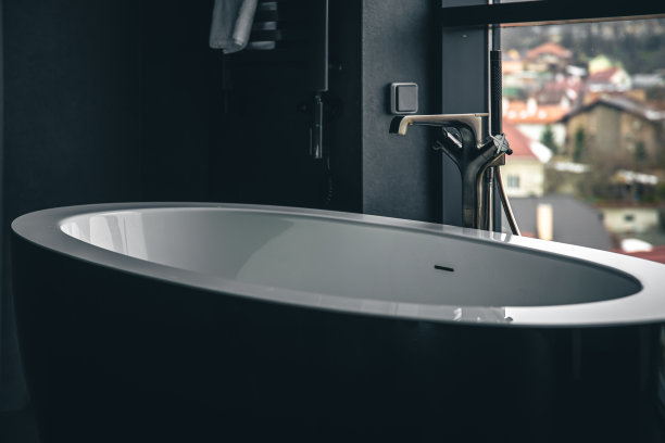 浴室内部有一个带窗户的浴缸。图片下载