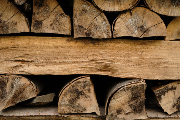 锯砍了树，劈柴特写。木制背景。发短信的地方。样本图片下载