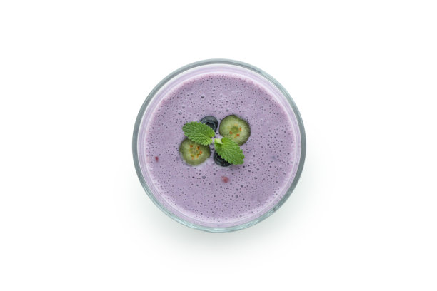 白色背景上的新鲜蓝莓奶昔图片下载