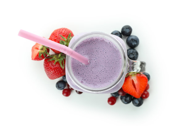 白色背景上的新鲜蓝莓奶昔图片下载