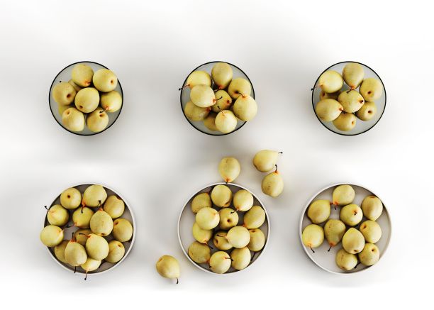 白色背景上孤立的碗上水果的插图图片下载