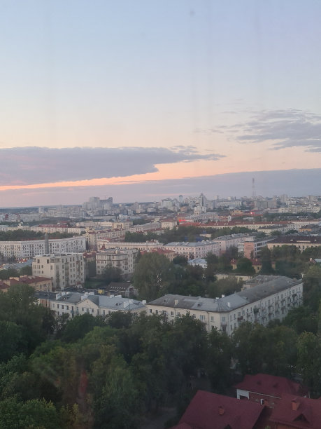 明斯克夏季一个居民区的全景图图片下载