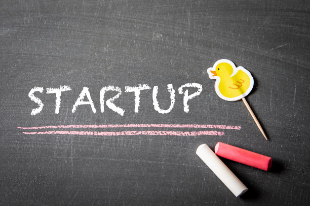 创业的概念。深色黑板上的文字和彩色粉笔图片下载