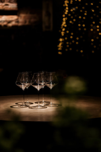 优雅的空玻璃杯图片下载