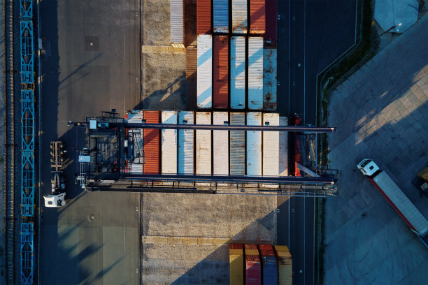 集装箱仓库，鸟瞰图。航运和物流概念图片下载