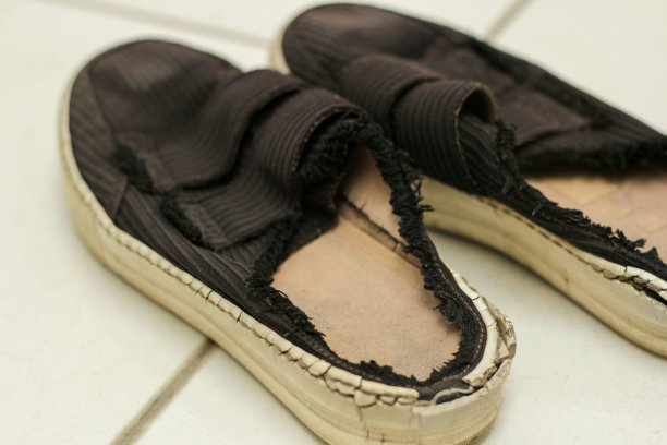 黑色破凉鞋，旧凉鞋，地板上的破凉鞋图片下载