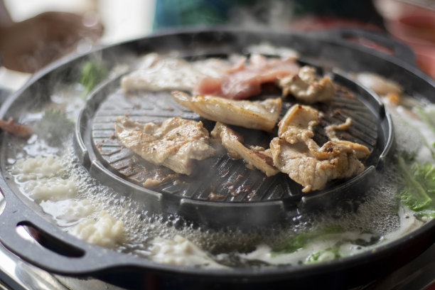 用电炉烤猪肉图片下载