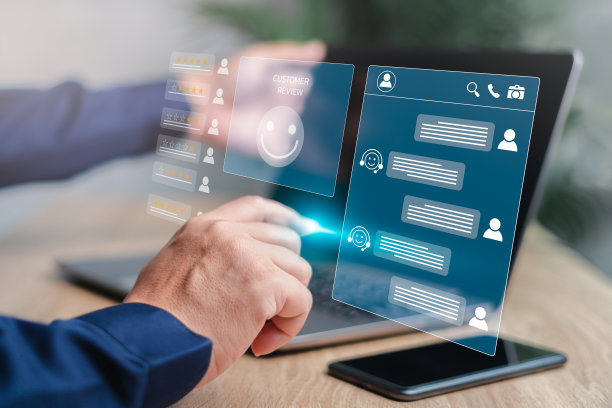 智能数字客户服务理念，一名男子使用笔记本电脑与服务提供商聊天机器人在线聊天，评论并给出满意程度，服务导致声誉排名图片下载