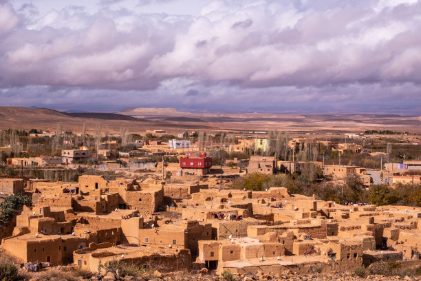 Berrem村的景色，这是一个摩洛哥的小村庄，有着典型的土坯建筑。图片下载