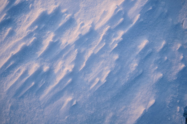 背景纹理清新的雪。冬天美丽的背景与雪花和雪堆。季节性景观细节图片下载