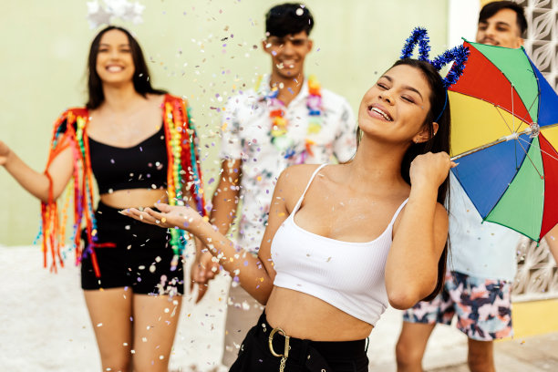 巴西的狂欢节。一群朋友庆祝嘉年华派对图片下载
