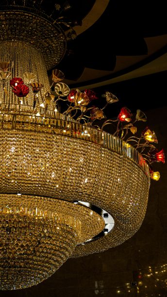 垂直特写镜头的吊灯和五颜六色的灯上在一个建筑物的大厅图片下载