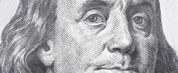 本杰明·富兰克林在一百美元钞票上的形象。本杰明·富兰克林肖像宏观美国美元钞票或纸币图片下载