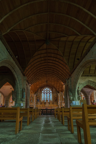 典型的美丽的布列塔尼古老教堂，名为圣玛丽-杜-梅内斯-霍姆礼拜堂，木质天花板，普洛摩代尔恩，布列塔尼，法国图片下载