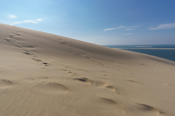 沙丘，大西洋海和蓝色多云的天空，杜皮拉特沙丘，阿卡康，新阿基坦，法国图片下载