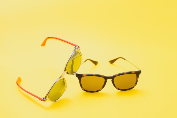 棕色眼镜，黄色底色图片下载