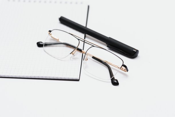 钢笔、笔记本和眼镜在黑白构图中图片下载