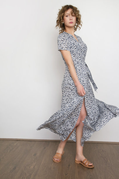 一系列的工作室照片，年轻的女模特在彩色的蓝色和白色图案的连衣裙图片下载