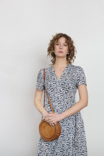 一系列的工作室照片，年轻的女模特在彩色的蓝色和白色图案的连衣裙图片下载