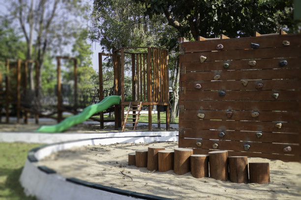 室外操场，绿草如茵图片下载