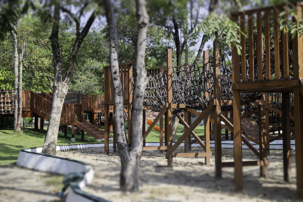 室外操场，绿草如茵图片下载