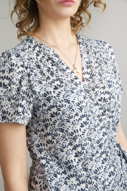 一系列的工作室照片，年轻的女模特在彩色的蓝色和白色图案的连衣裙图片下载