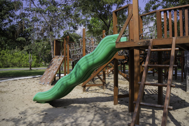 室外操场，绿草如茵图片下载