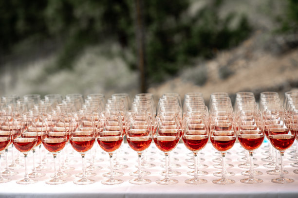 盛酒的酒杯图片下载